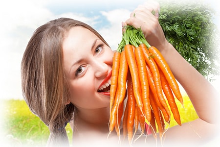 девушка с морковью на природе
